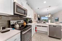 Storey Lake: Apartment with lake view - Image 3