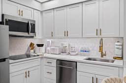 Well-Located 1BR | Kitchen | Near Theme Parks - Image 3