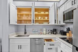 Cozy 1BR | Free Parking | Universal Area - Image 4
