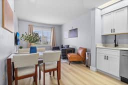 Cozy 1BR | Free Parking | Universal Area - Image 5