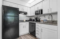 1BR apartment near Disney with pool access - Image 2