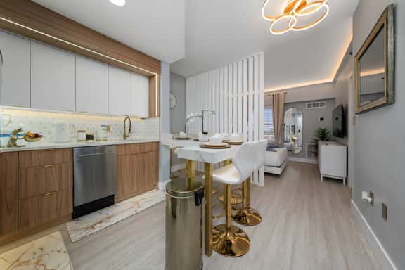 Orlando 2BR Apt | Full Kitchen | Near Parks - Image 1