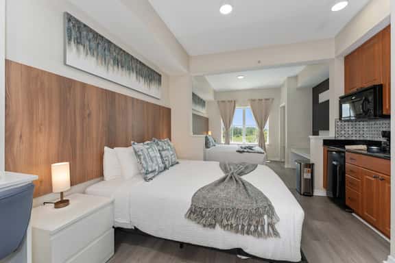 King + Queen | Spacious Studio Near Universal - Image 1