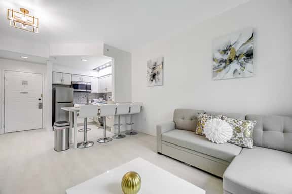 Cozy 2 Queen Suite | Close to Disney - Image 1