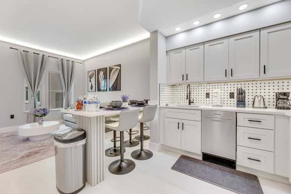 Queen + 2 Twin | 1BR | Close to Everything - Image 1