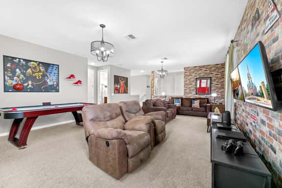 Spacious 5BR | Private Pool | Prime Location - Image 1