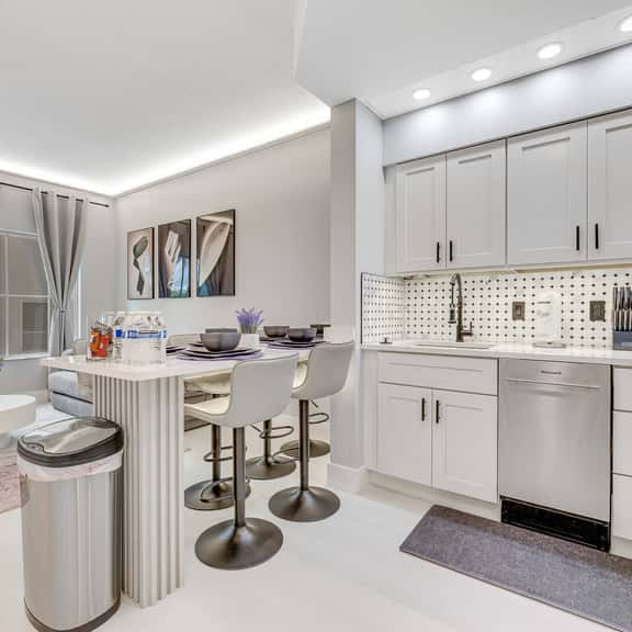 Queen + 2 Twin | 1BR | Close to Everything - Image 1