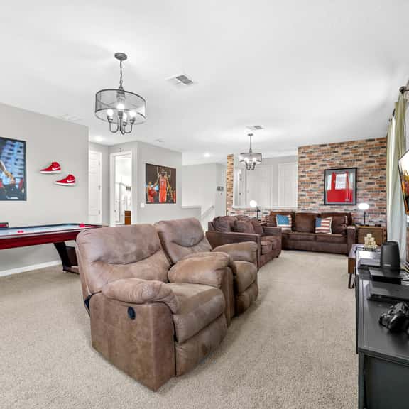 Spacious 5BR | Private Pool | Prime Location - Image 1