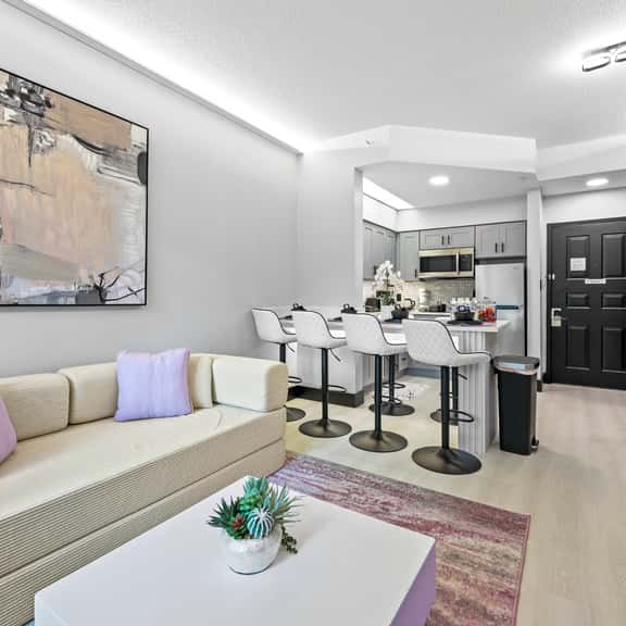 Cozy 1BR | Kitchen, Pool & Top Location - Image 1