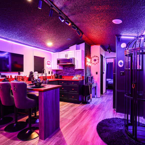 Luxury Stay w/ Secret Room Unique 21+ - Image 1