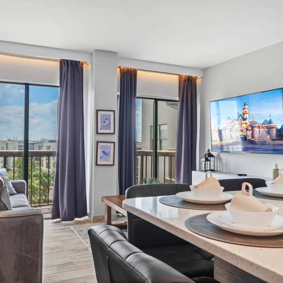 2BR apartment with king bed near universal - Image 1