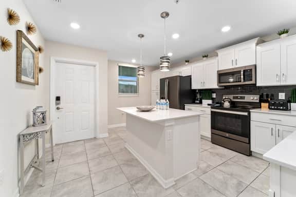 Storey Lake: Apartment with lake view - Image 2