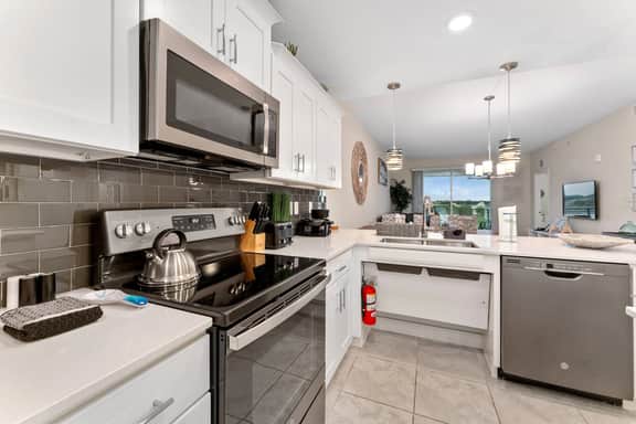 Storey Lake: Apartment with lake view - Image 3