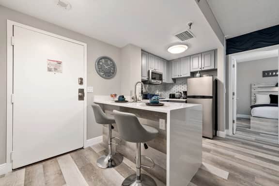 Apartment with Volcano Bay view - Image 3