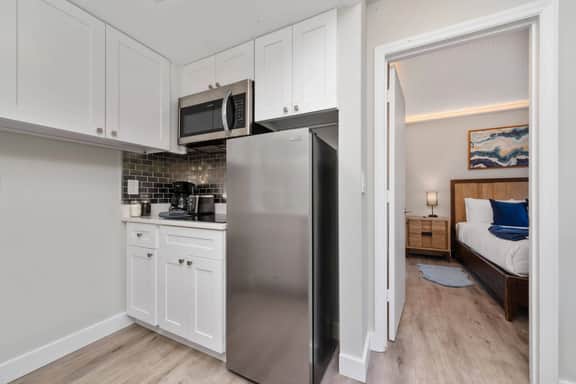 2 Suites at The Enclave, Near Universal - Image 3