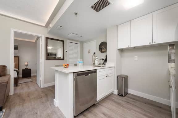 2 Suites at The Enclave, Near Universal - Image 2