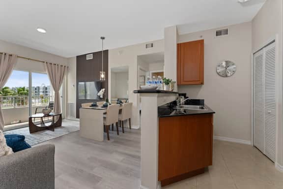 Stylish Studio | Kitchen | King + Sofa Bed - Image 4