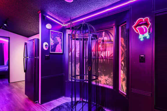 Romantic Getaway w/ Secret Room Private - Image 3