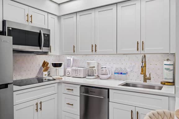 Well-Located 1BR | Kitchen | Near Theme Parks - Image 3