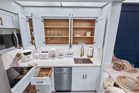 Well-Located 1BR | Kitchen | Near Theme Parks - Image 4
