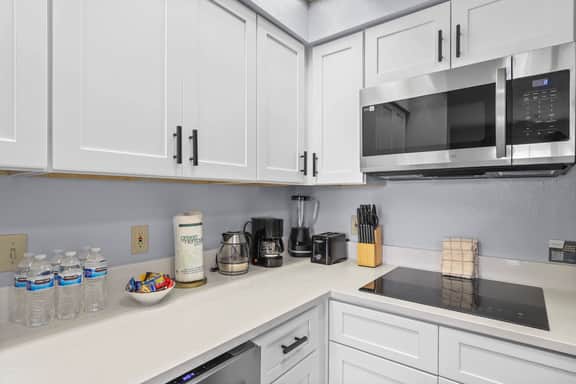 Cozy 1BR | Free Parking | Universal Area - Image 3
