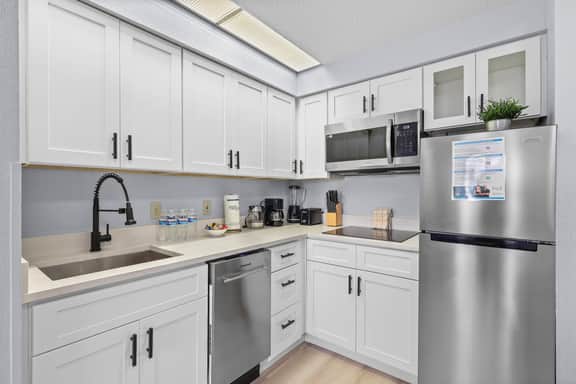 Cozy 1BR | Free Parking | Universal Area - Image 2