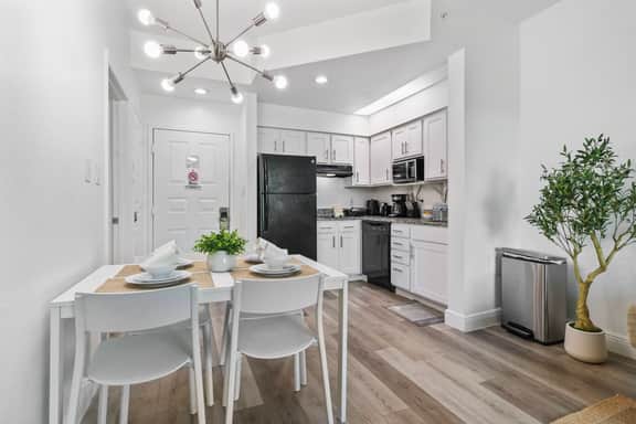 1BR apartment near Disney with pool access - Image 5