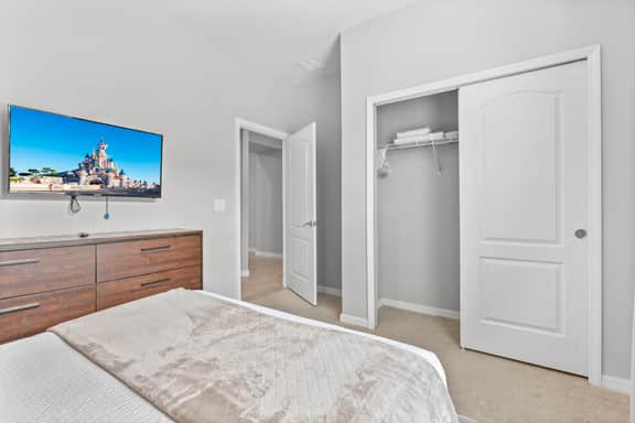 5BR townhouse with pool near Disney attractions - Image 4