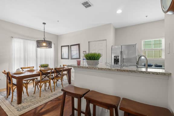 4BR townhouse sleeps 10 near Disney attractions - Image 3