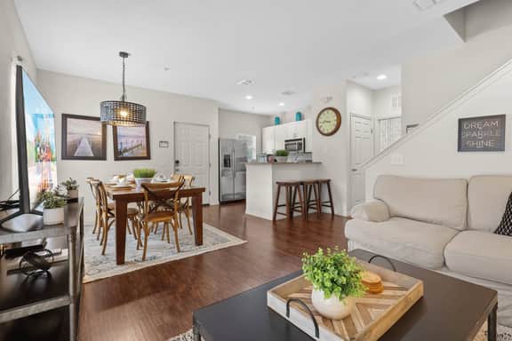 4BR townhouse sleeps 10 near Disney attractions - Image 4