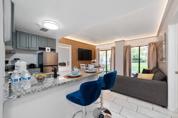 2 suites ground floor apartment near Intern Drive - Image 1
