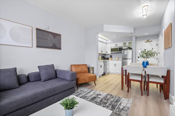 Cozy 1BR | Free Parking | Universal Area - Image 1